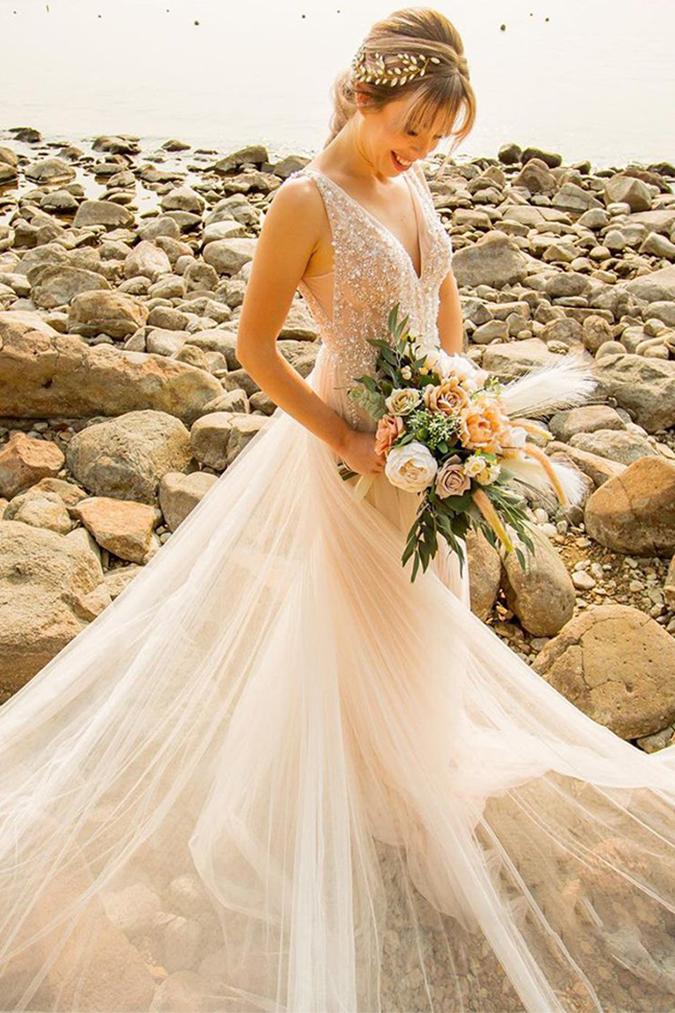 Classic Sleeveless Pearl White Wedding Dress With Appliques